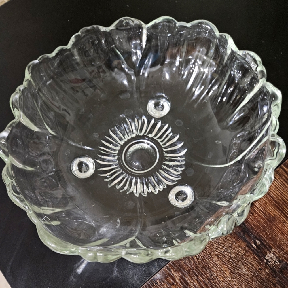 Flower shaped glass serveware bowl